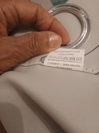 Cortina con estampado de hojas.