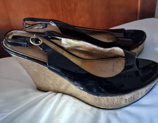 Zapatos de tacón cuña negros y dorados T39