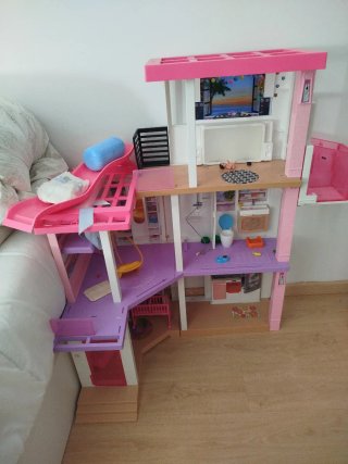 Casa Barbie con accesorios.