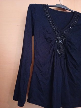 Camiseta negra con pedrería