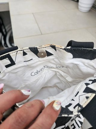 Bolsito Calvin Klein Negro y Blanco