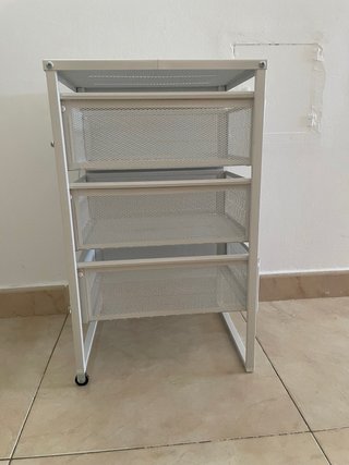 Cómoda pequeña IKEA metal blanca