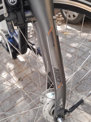 Bicicleta con suspensión 28"