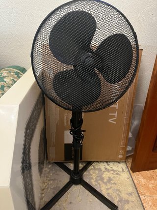 Ventilador de pie negro