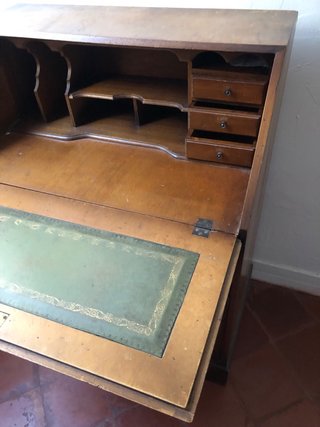 Escritorio secreto antiguo de madera