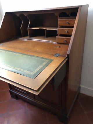 Escritorio secreto antiguo de madera