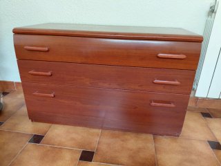 Cómoda de madera con 3 cajones