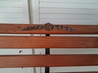 Banco de jardín de hierro forjado y madera