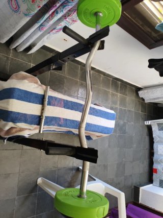 Banco de pesas con discos y barra