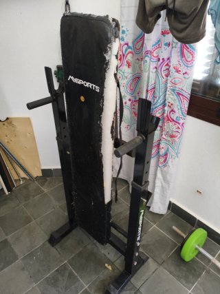 Banco de pesas con discos y barra