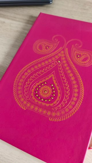 Libreta rosa Swarovski con diseño paisley dorado