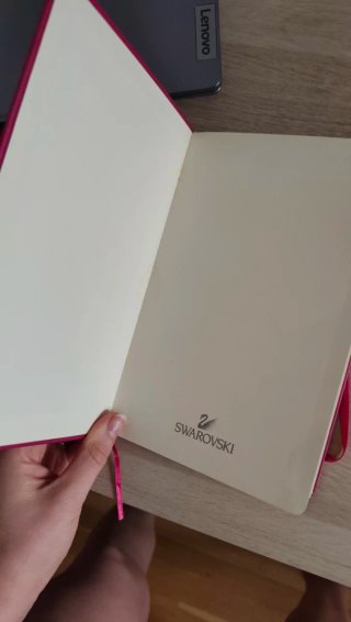 Libreta rosa Swarovski con diseño paisley dorado