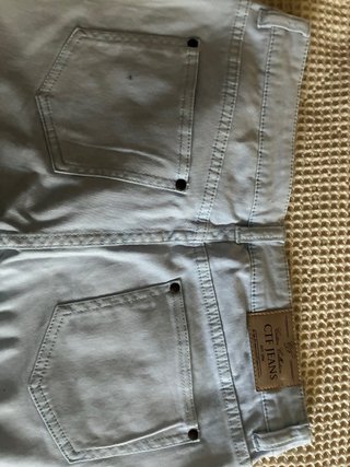 Top blanco lentejuelas y pantalón corto azul