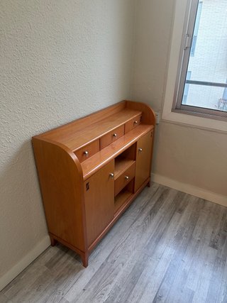 Mueble de madera marrón