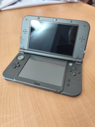 New Nintendo 3DS XL Negra + Cargador