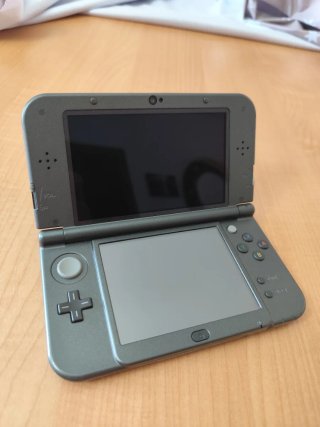 New Nintendo 3DS XL Negra + Cargador