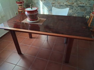 Mesa de comedor de madera
