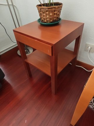 Mesa auxiliar de madera con cajón
