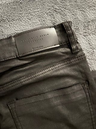 Pantalón pitillo efecto cuero negro