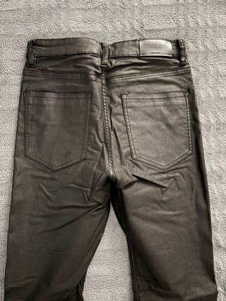 Pantalón pitillo efecto cuero negro