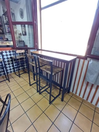 Mesa alta y 2 taburetes