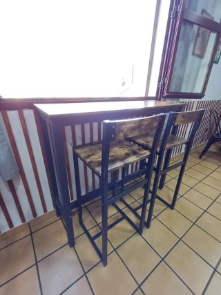 Mesa alta y 2 taburetes