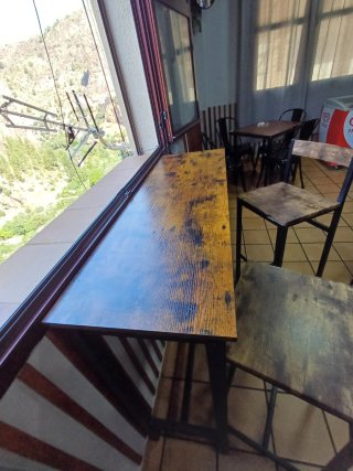 Mesa alta y 2 taburetes