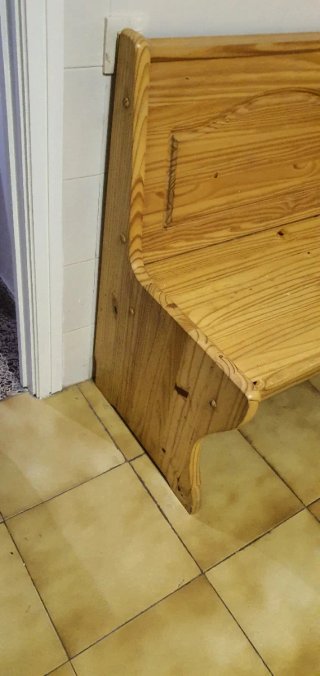 Banco esquinero de madera para reformar.