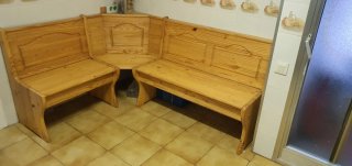Banco esquinero de madera para reformar.