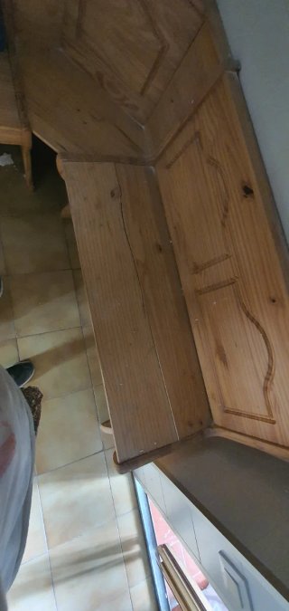 Banco esquinero de madera para reformar.