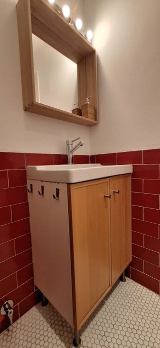 Mueble baño lavabo grifo espejo  Ikea madera