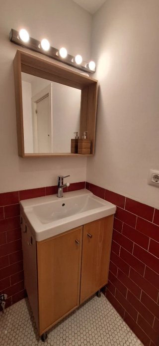 Mueble baño lavabo grifo espejo  Ikea madera