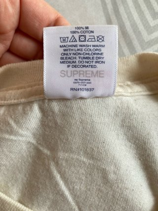 Camiseta Supreme Talla L Beige Claro con diseño