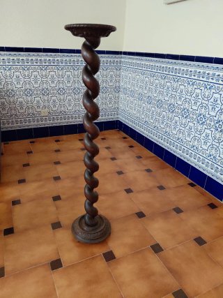 Peana de madera tallada
