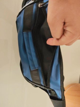 Riñonera deportiva azul y negra