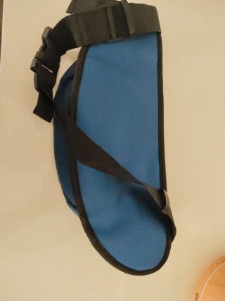 Riñonera deportiva azul y negra