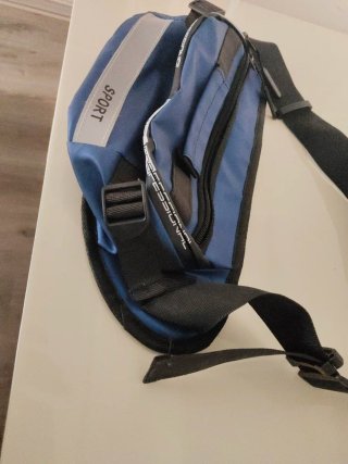 Riñonera deportiva azul y negra