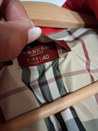 Gabardina Burberry Roja Talla 40