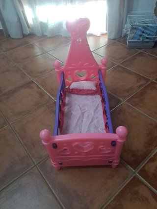 Cuna de muñecas rosa y morada