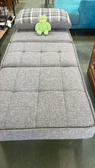 Sillón cama gris con arcón