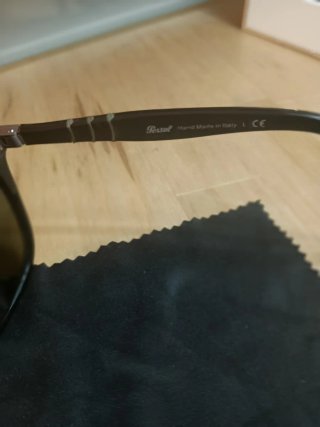 Gafas de sol Persol negras y verdes