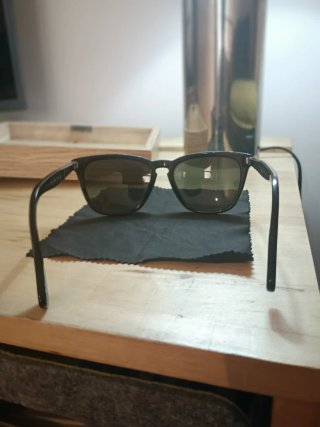 Gafas de sol Persol negras y verdes