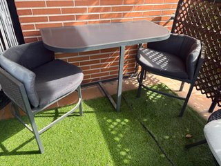 Mesa terraza con sillones encastrados