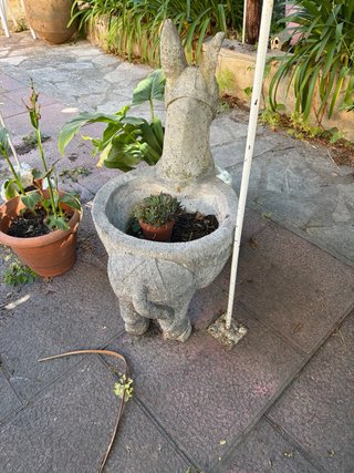 Figura decorativa de burro con maceta