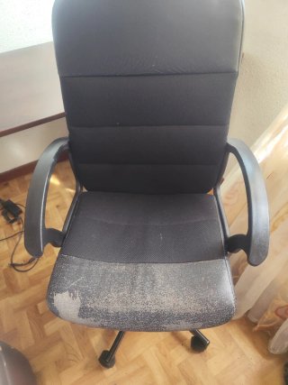 Escritorio con cajonera y sillón