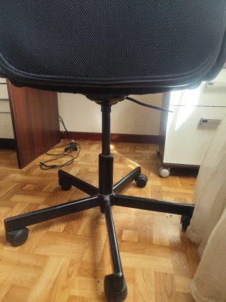 Escritorio con cajonera y sillón