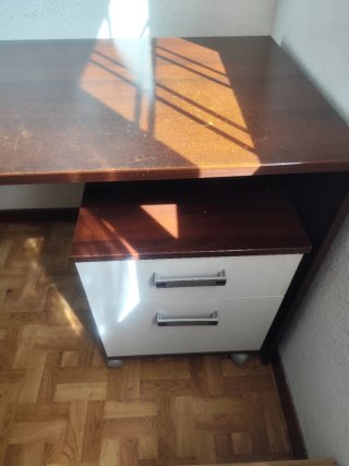 Escritorio con cajonera y sillón