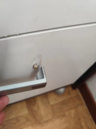 Escritorio con cajonera y sillón