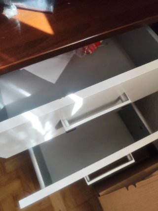 Escritorio con cajonera y sillón