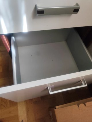 Escritorio con cajonera y sillón